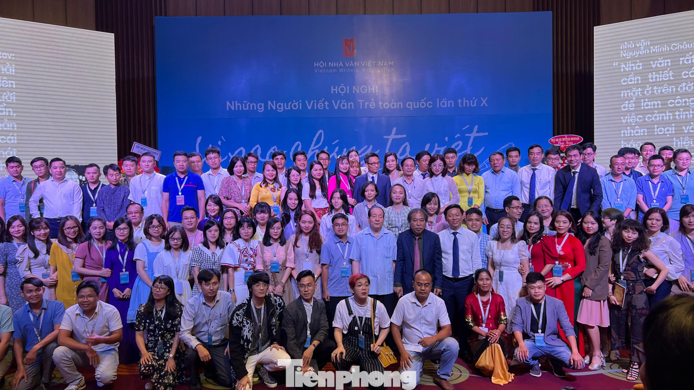 Các vị lãnh đạo chụp hình lưu niệm cùng các đại biểu Hội nghị Những người viết văn trẻ toàn quốc lần thứ X. Ảnh: Nguyên Khánh