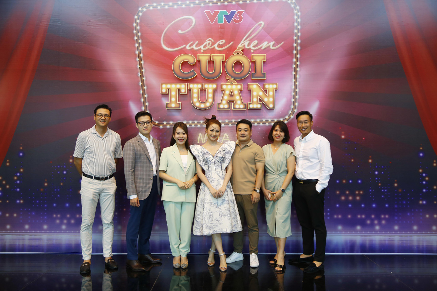 Đạo diễn Khải Anh (trái) và một số thành viên của ê-kíp "Cuộc hẹn cuối tuần" mùa 2.
