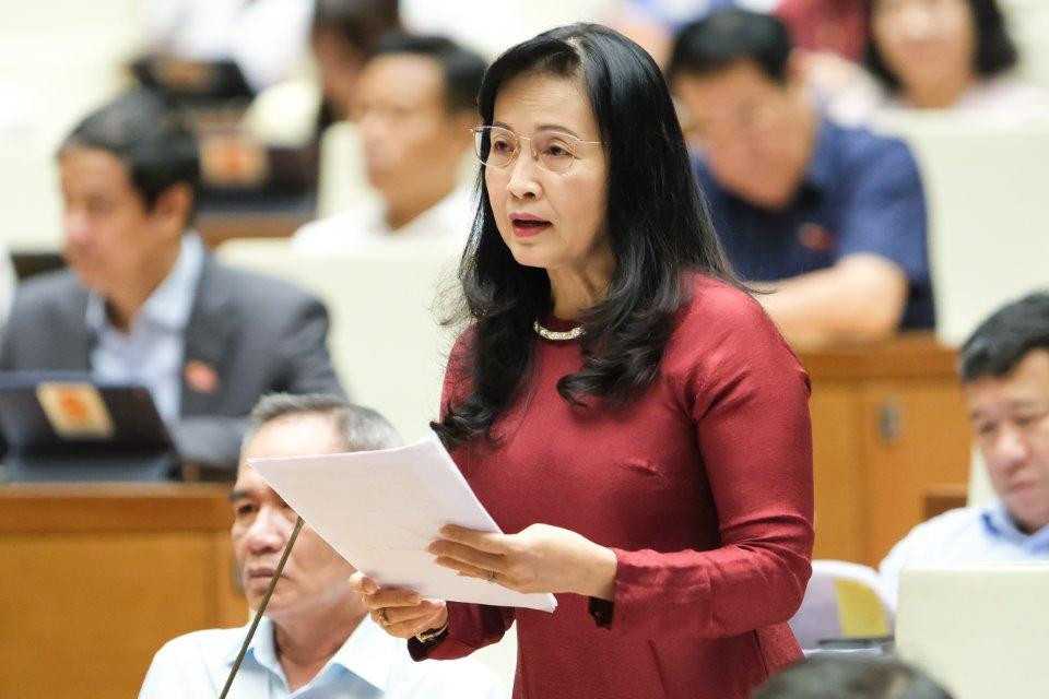 Bà Trần Thị Thu Đông đề xuất mở rộng đối tượng xét danh hiệu nhân dân, ưu tú. Bà Trần Thị Thu Đông đề xuất mở rộng đối tượng xét danh hiệu nhân dân, ưu tú.