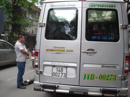 Chiếc xe du lịch phát hỏa trên phố Quán Thánh chiều 9 - 4