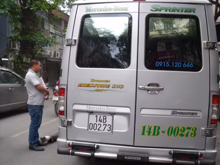 Chiếc xe du lịch phát hỏa trên phố Quán Thánh chiều 9 - 4