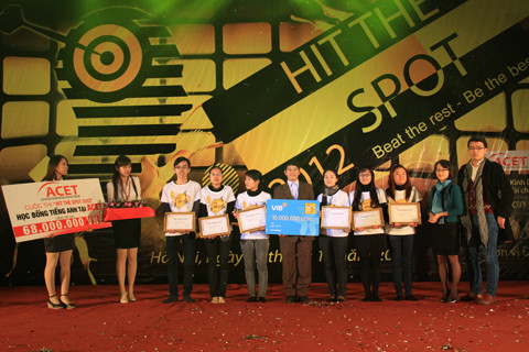 Kết thúc cuộc thi, 6 sinh viên trụ lại đến câu hỏi số 12 nhận giải 10 triệu đồng và học bổng Tiếng Anh của Ban tổ chức. Ảnh: Trường Phong