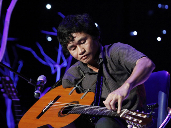 Mỗi lần xuất hiện, anh lại làm người xem ngạc nhiên vì chơi đàn bè bối đâu ra đấy chỉ với 1 tay. Mỗi lần xuất hiện, anh lại làm người xem ngạc nhiên vì chơi đàn bè bối đâu ra đấy chỉ với 1 tay