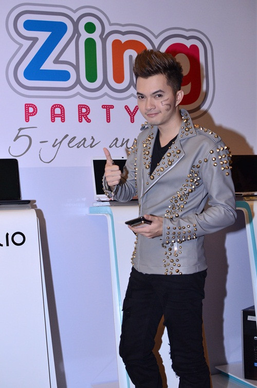 Nam ca sĩ Nam Cường vẽ hẳn số 5 trên mặt. Anh cho biết, số 5 không chỉ có ý nghĩa sinh nhật lần thứ 5 của Zing mà còn nhắc đến chuyện anh vừa phát hành album vol.05 với chủ đề Sợ