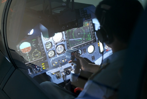 rước khi bay đêm, phi công thực hiện bay tập trong buồng tập lái tại trung đoàn. 