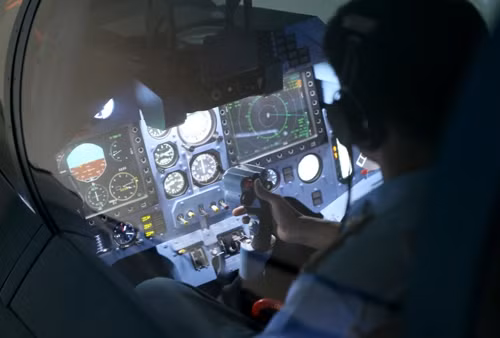 rước khi bay đêm, phi công thực hiện bay tập trong buồng tập lái tại trung đoàn. 