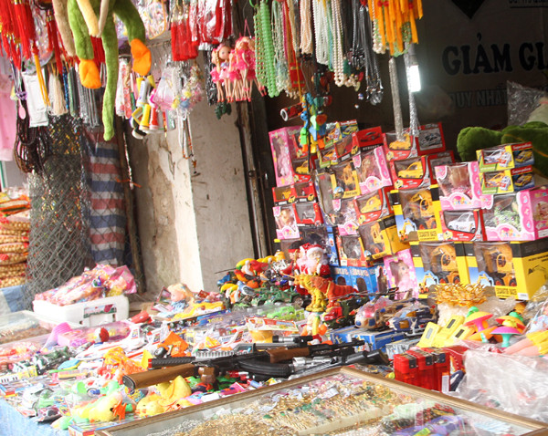 Đồ chơi bạo lực có trên các sạp hàng lưu niệm