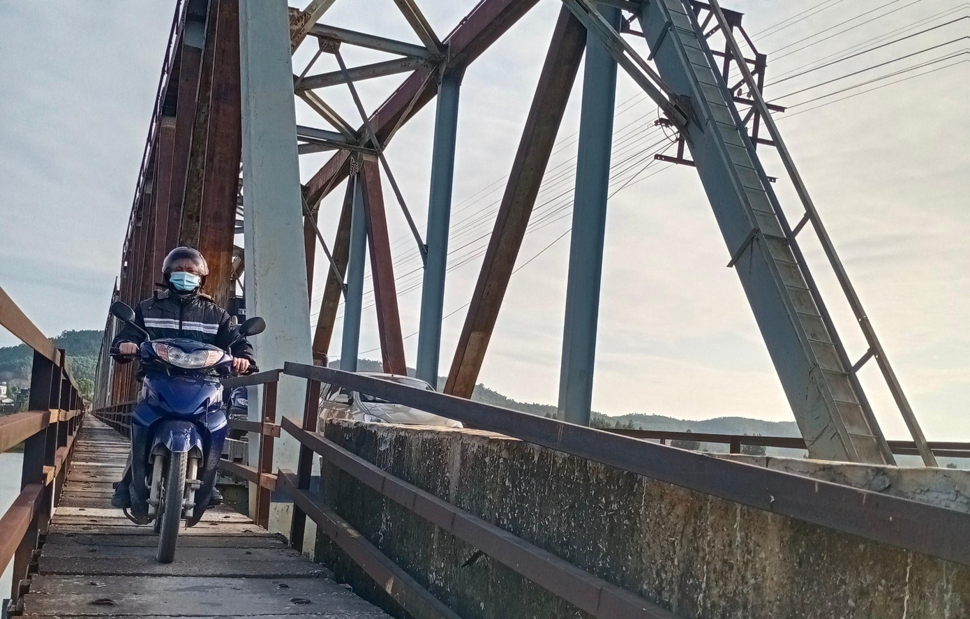 Thiết kế làn đường dành cho xe máy, xe đạp rất nhỏ, chỉ rộng khoảng hơn 1m, thành lan can mỏng và thấp, mặt dưới được kết lại bằng những tấm bê tông. Giữa làn dành cho xe máy và làn dành cho ô tô khoảng cách lớn, thiếu an toàn. Đã có những tai nạn đáng tiếc xảy ra như ô tô đâm vào rào chắn, người đi xe máy rơi xuống sông.