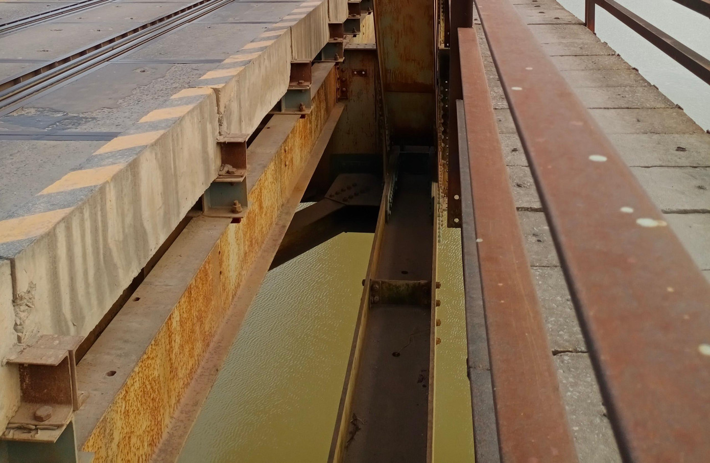 Hàng năm, cầu Cẩm Lý vẫn được đơn vị quản lý là Công ty Đường sắt Hà Lạng sửa chữa như bảo dưỡng hệ thống thanh sắt và ốc vít, thay mới thanh nan.. Tuy nhiên, đây chỉ là giải pháp tình thế, cầm chừng chứ không giải quyết dứt điểm được xuống cấp, nguy cơ mất an toàn của cầu. Đây là tuyến đường sắt nhánh, được đầu tư rất ít, kinh phí sửa chữa thường phải lấy từ tiền của tuyến khác đập vào, ông Nguyễn Văn Trọng, phó Giám đốc Công ty Đường sắt Hà Lạng cho biết.