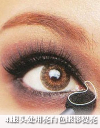 7 bước dễ dàng để biến thành Angelababy Dùng gam cafe sẫm để đánh lót nền toàn bộ bầu mắt. Dùng gam sẫm hơn để nhấn vào khu vực trung tâm bầu mắt. Phần mi phía dưới kẻ gam cafe sẫm. Lấy gam trắng tạo điểm nhấn ở hai bên khóe mắt. Dùng chì đen kẻ đều bao quanh trên và dưới mắt Dùng phấn hồng phớt thoa đều và trang điểm phần gò má cao hơi sẫm Sử dụng tông màu nude để tạo cho bờ môi vẻ tự nhiên và gợi cảm.