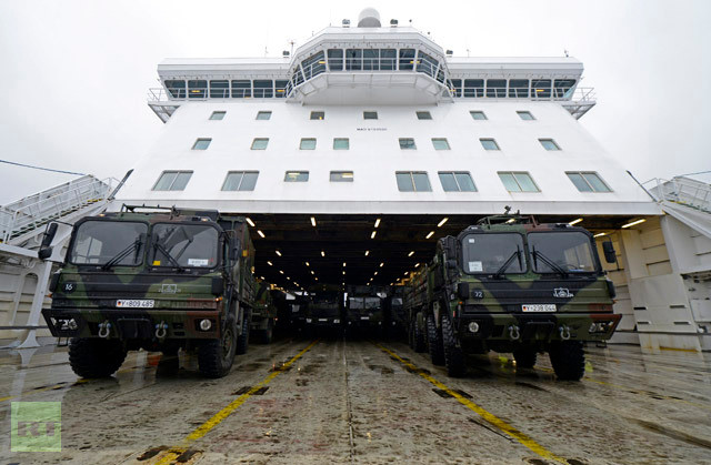 Nhiều xe quân sự của Đức chở tên lửa Patriot từ cảng Travemuende, Đức 