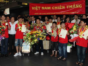 Niềm vui của các em học sinh và người nhà. (Ảnh: TTXVN)