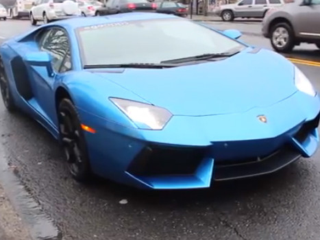 Chiếc Lamborghini màu xanh dương của Allen thu hút nhiều sự chú ý