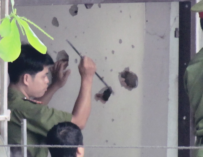 Lỗ thủng tại hiện trường sau vụ nổ