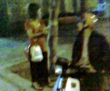 Bây giờ rất hiếm cảnh gái đứng đường mời gọi khách (một gái bán dâm đứng tại cầu Đa Cô, Hòa Minh chờ khách)... 