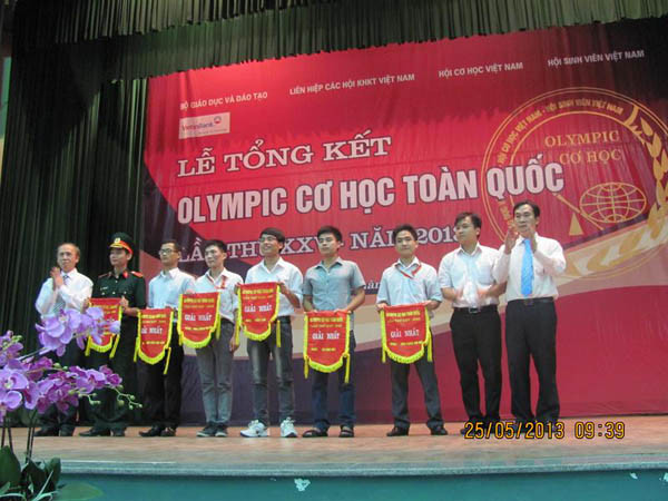 Trao thưởng cho những sinh viên đoạt giải Olympic cơ học toàn quốc 2013.