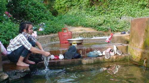 Người dân vẫn sử dụng nước giếng nhiễm xăng cho sinh hoạt hàng ngày