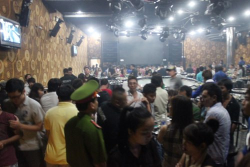 Hàng trăm khách có mặt trong bar lúc rạng sáng. Ảnh: VnExpress. Hàng trăm khách có mặt trong bar lúc rạng sáng. Ảnh: VnExpress