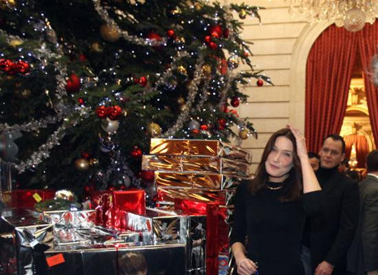 Bà Carla bên cạnh cây thông Noel và những hộp quà Ông Sarkozy “bê” một hộp quà lớn Cử chỉ thân mật của vợ chồng Tổng thống Pháp Bà Carla đọc truyện cho các em nghe Bà Carla bên cạnh cây thông Noel và những hộp quà Ông Sarkozy “bê” một hộp quà lớn Cử chỉ thân mật của vợ chồng Tổng thống Pháp Bà Carla đọc truyện cho các em nghe