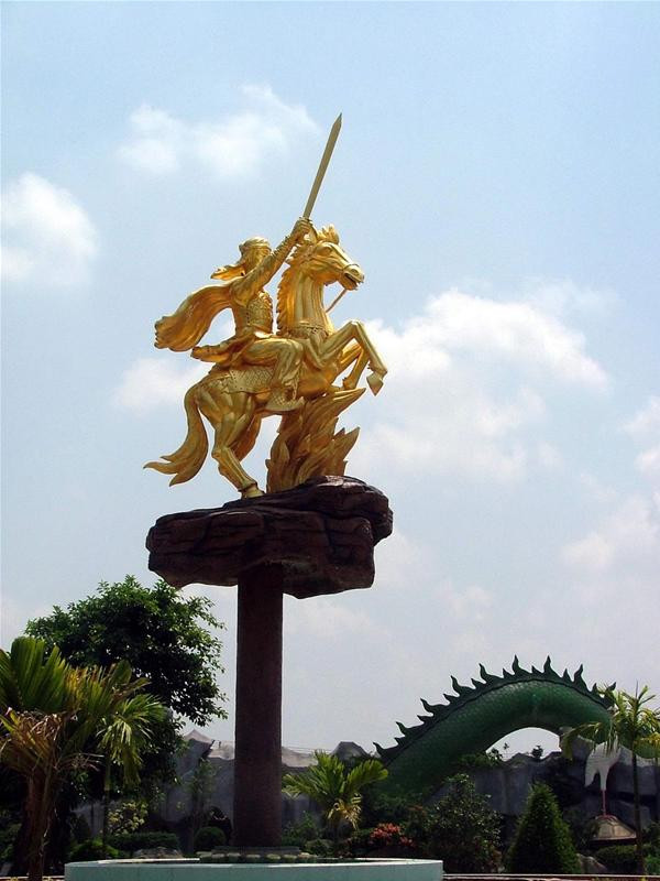 Tượng đài Lý Thường Kiệt trong khu Đại Nam Quốc tự ở Bình Dương. Ảnh: Hữu Vinh