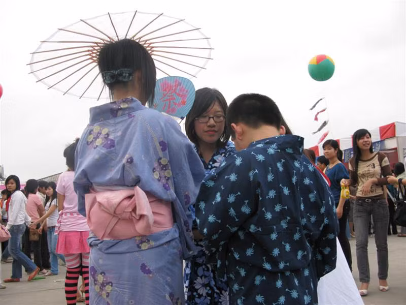 Các thiếu niên duyên dáng trong trang phục Kimono