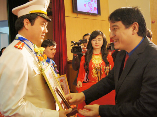 Bí thư thứ nhất T.Ư Đoàn trao Giải 26-3 Ảnh: N.M. Bí thư thứ nhất T.Ư Đoàn trao Giải 26-3 Ảnh: N.M