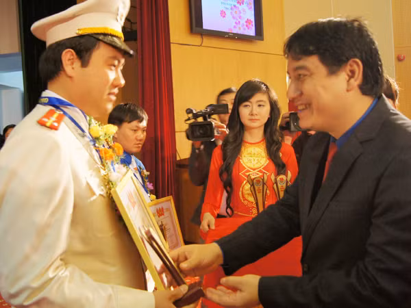 Bí thư thứ nhất T.Ư Đoàn trao Giải 26-3 Ảnh: N.M