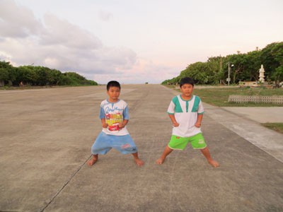 Hai cháu bé sống trên đảo cũng theo các chú xuống tấn