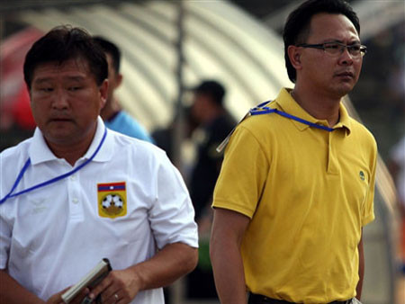 HLV U23 Malaysia (phải). dfgdg