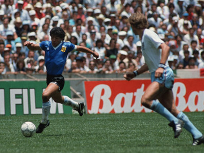 Maradona trong những bước chạy làm nên bàn thắng kinh điển ở World Cup 1986