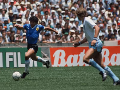 Maradona trong những bước chạy làm nên bàn thắng kinh điển ở World Cup 1986. Maradona trong những bước chạy làm nên bàn thắng kinh điển ở World Cup 1986