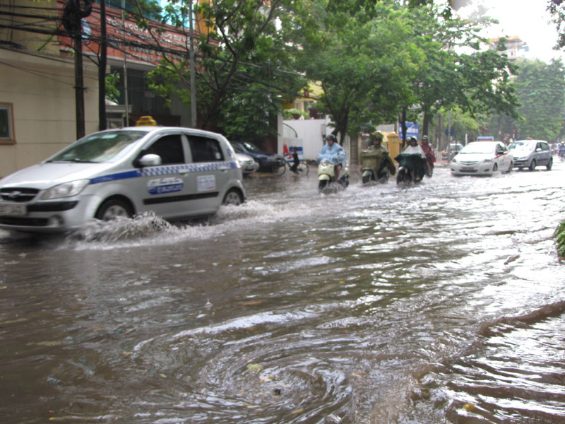 Xoáy nước trên đường Nguyễn Du. Ảnh: Trường Phong