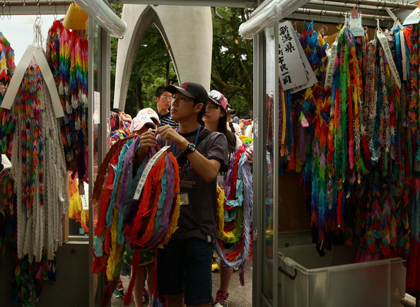 Người thanh niên này đang lựa chọn những dả ruy băng có dòng chữ Hòa Bình nhân dịp 67 năm ngày vụ ném bom nguyên tử Hiroshima. Người thanh niên này đang lựa chọn những dả ruy băng có dòng chữ Hòa Bình nhân dịp 67 năm ngày vụ ném bom nguyên tử Hiroshima