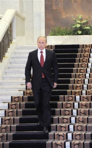 Ông Putin đi vào điện Kremlin với sự chào đón của 3.000 khách mời