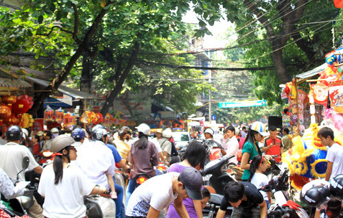 Phố Hàng Mã tắc nghẽn ngày chủ nhật cuối tuần