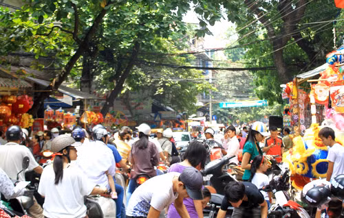 Phố Hàng Mã tắc nghẽn ngày chủ nhật cuối tuần