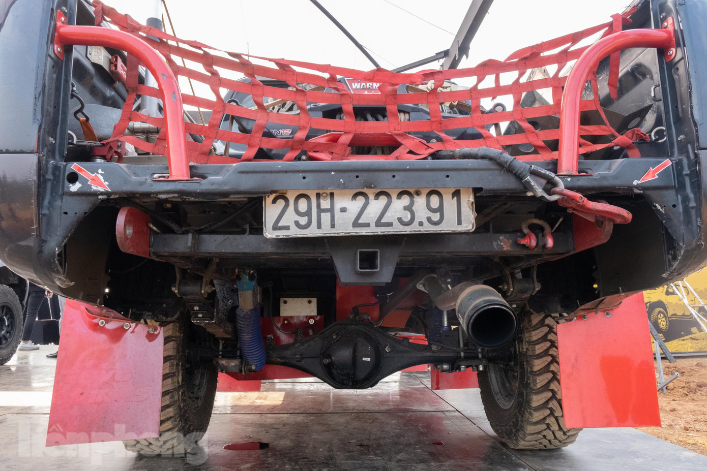 Hệ thống treo nguyên bản đã được độ lại để tăng khoảng sáng gầm và giúp xe di chuyển tốt hơn ở những địa hình xấu.