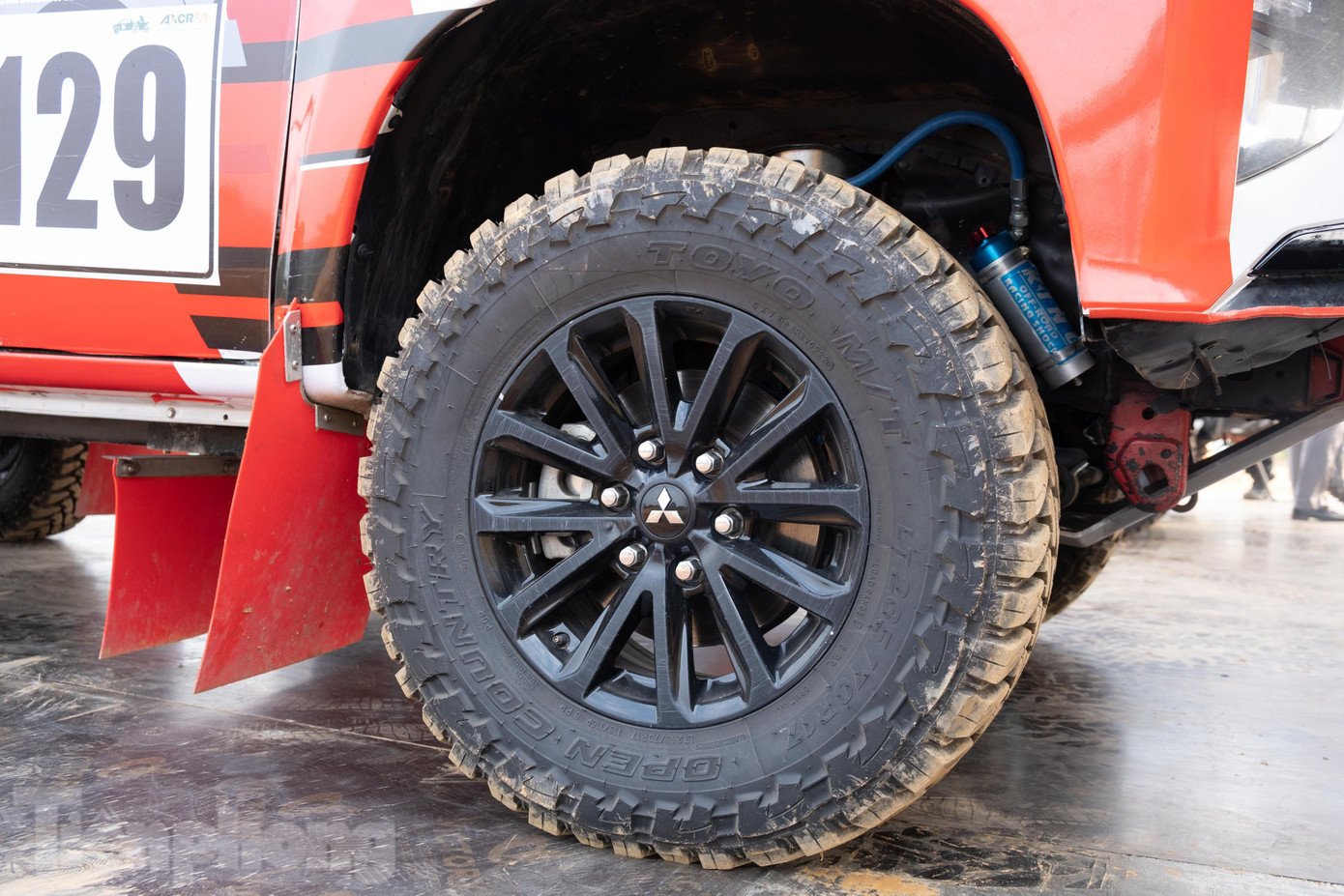 AKA Triton Race Car đã được thay bộ lốp chuyên dụng với gai to hơn đáng kể so với nguyên bản. Phần chắn gầm phía trước được thay bằng loại nhôm cho trọng lượng nhẹ hơn.