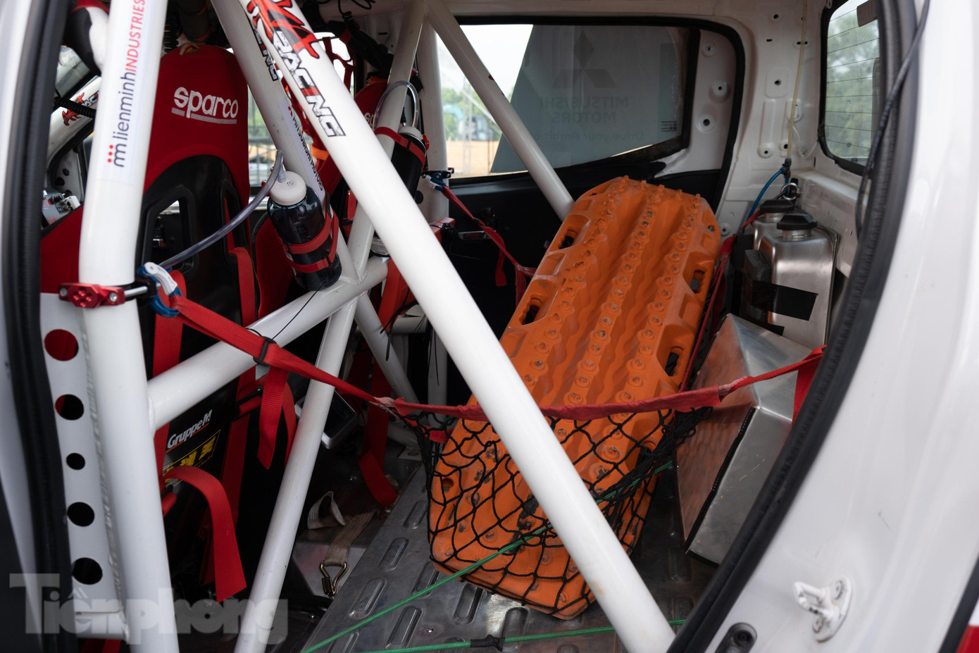 Phần phía sau cabin cải tạo để chứa đồ và các trang bị chuyên dụng.