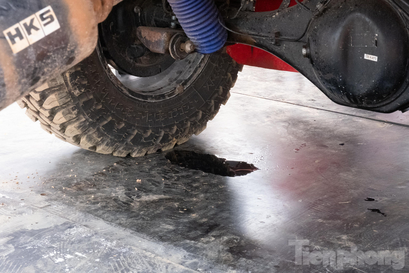 Sau "trận chiến" tại giải Asia Cross Country Rally, một số chi tiết trên xe đã gặp vấn đề gây ra hiện tượng rò rỉ dầu.