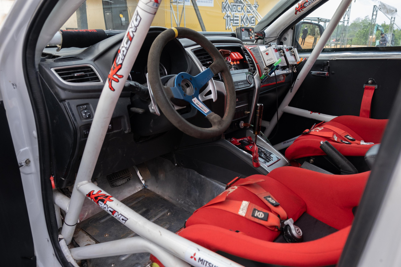 Xe được bổ sung lồng chống lật ở bên trong, vừa để gia cố phần khung xe đồng thời bảo vệ tay đua an toàn hơn.