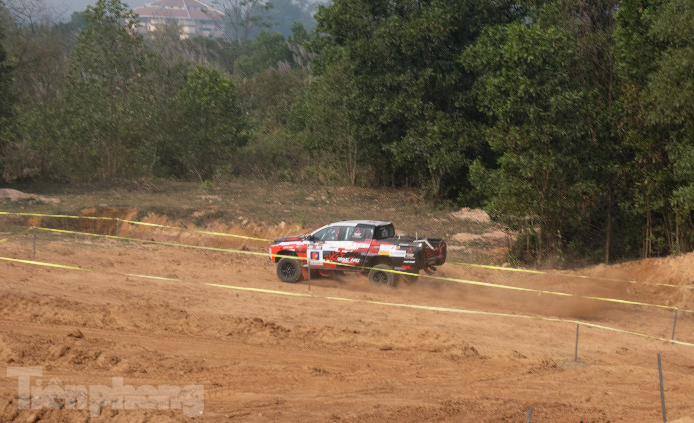 Tại buổi chuẩn bị cho giải đua Petrolimex Knock Out The King 2022 tại Hà Nội, chiếc xe AKA Triton Race Car của đội đua AKA Racing xuất hiện và gây nhiều chú ý. Đây là đội đua chuyên nghiệp đầu tiên của Việt Nam tham dự giải đua xuyên quốc gia của khu vực châu Á (AXCR - Asia Cross Country Rally).