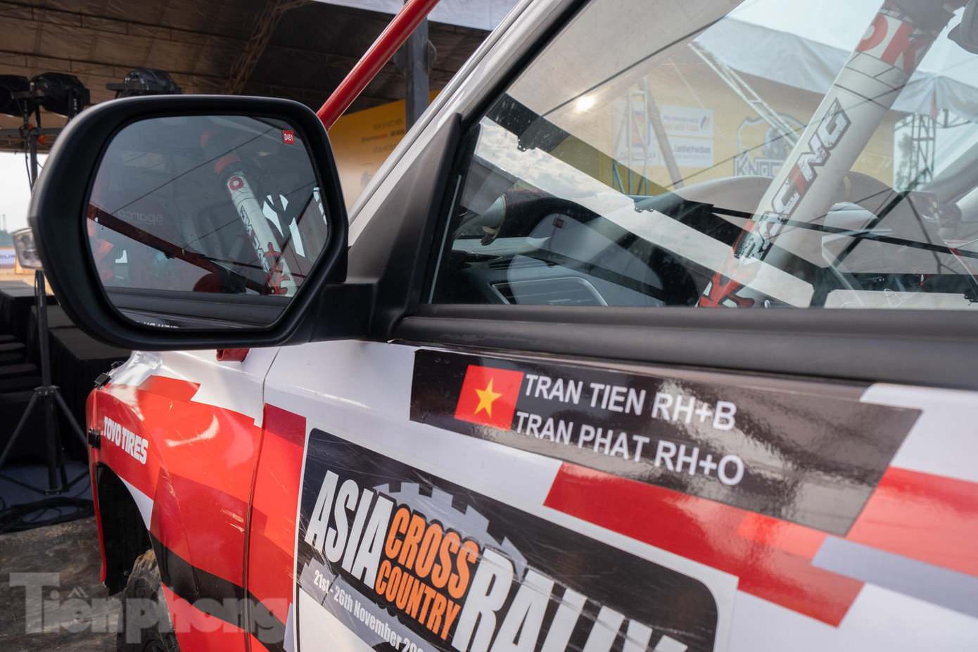 Một điểm đặc biệt trên xe đó là tên của lái chính và lái phụ cùng loại nhóm máu xuất hiện trên cánh cửa. Đây là thông tin bắt buộc tại các giải đua xe chuyên nghiệp quốc tế.