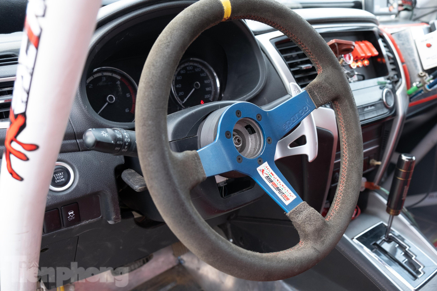 Vô lăng “zin” bị lược bỏ và thay bằng loại chuyên dụng của xe đua, bọc da Alcantara để tăng độ bám khi cầm lái. Bộ ghế đua đến từ thương hiệu Sparco. Trang bị này tạo độ ôm, giúp tài xế đảm bảo sự chắc chắn khi vượt qua đường gồ ghề.