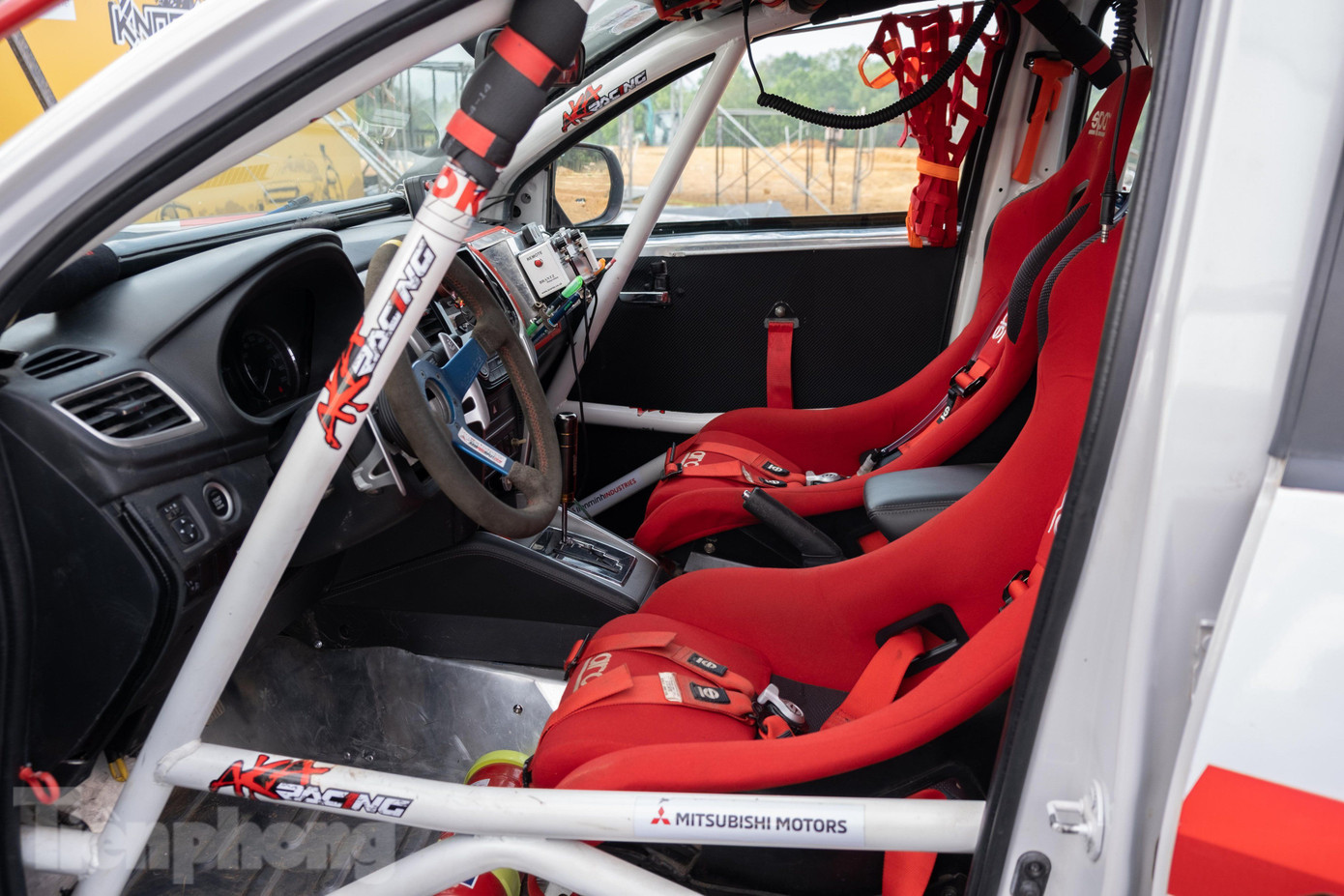 Bộ ghế đua đến từ thương hiệu Sparco. Trang bị này tạo độ ôm, giúp tài xế đảm bảo sự chắc chắn khi vượt qua đường gồ ghề.