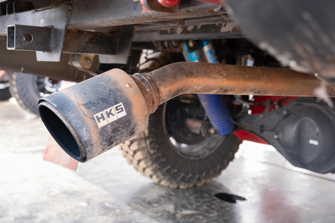 Ống xả của xe đến từ hãng độ HKS (Nhật Bản).