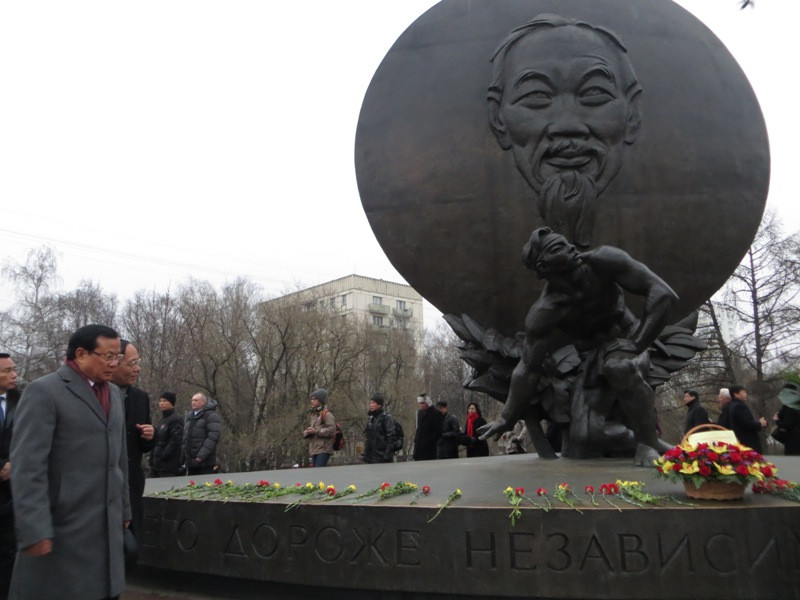 Đi vòng quanh tượng đài Bác