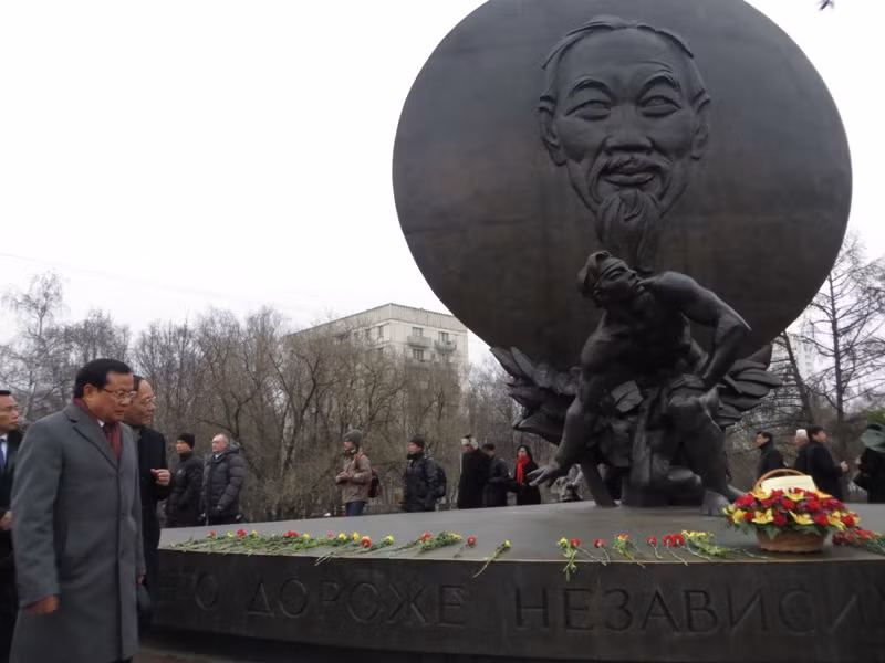 Đi vòng quanh tượng đài Bác