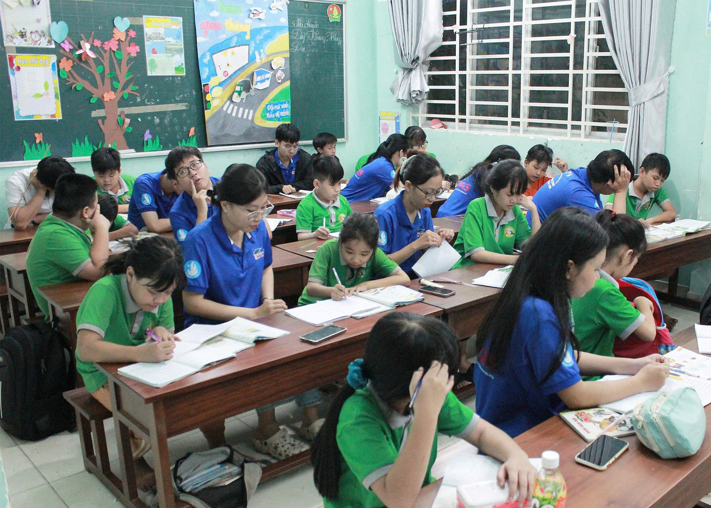 Khung cảnh lớp học nhỏ mà đội hình đảm nhận. Ảnh: Phi Long Khung cảnh lớp học nhỏ mà đội hình đảm nhận. Ảnh: Phi Long