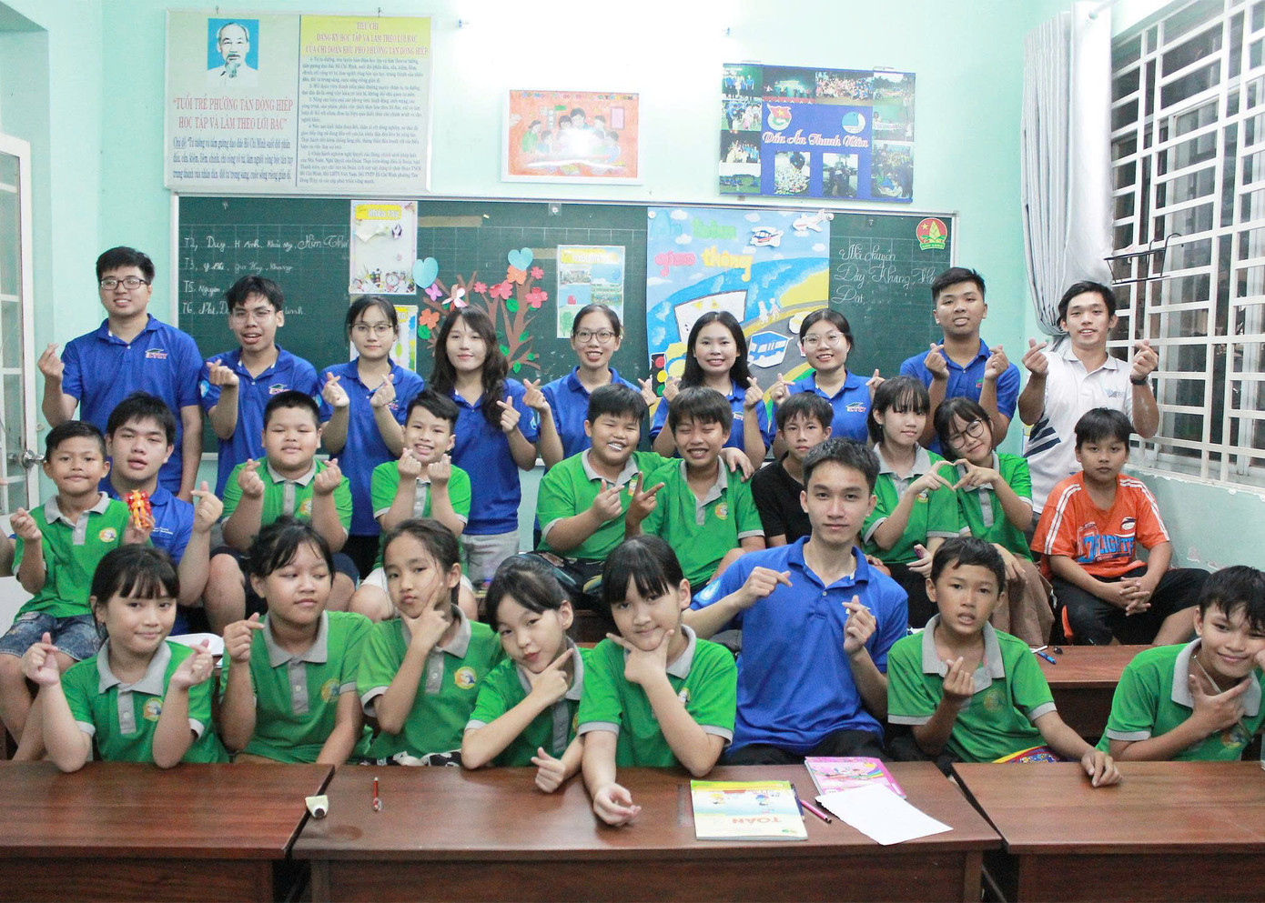 Tập thể đội hình luôn mong muốn những điều tốt đẹp nhất cho các em học sinh khó khăn. Ảnh: Phi Long Tập thể đội hình luôn mong muốn những điều tốt đẹp nhất cho các em học sinh khó khăn. Ảnh: Phi Long